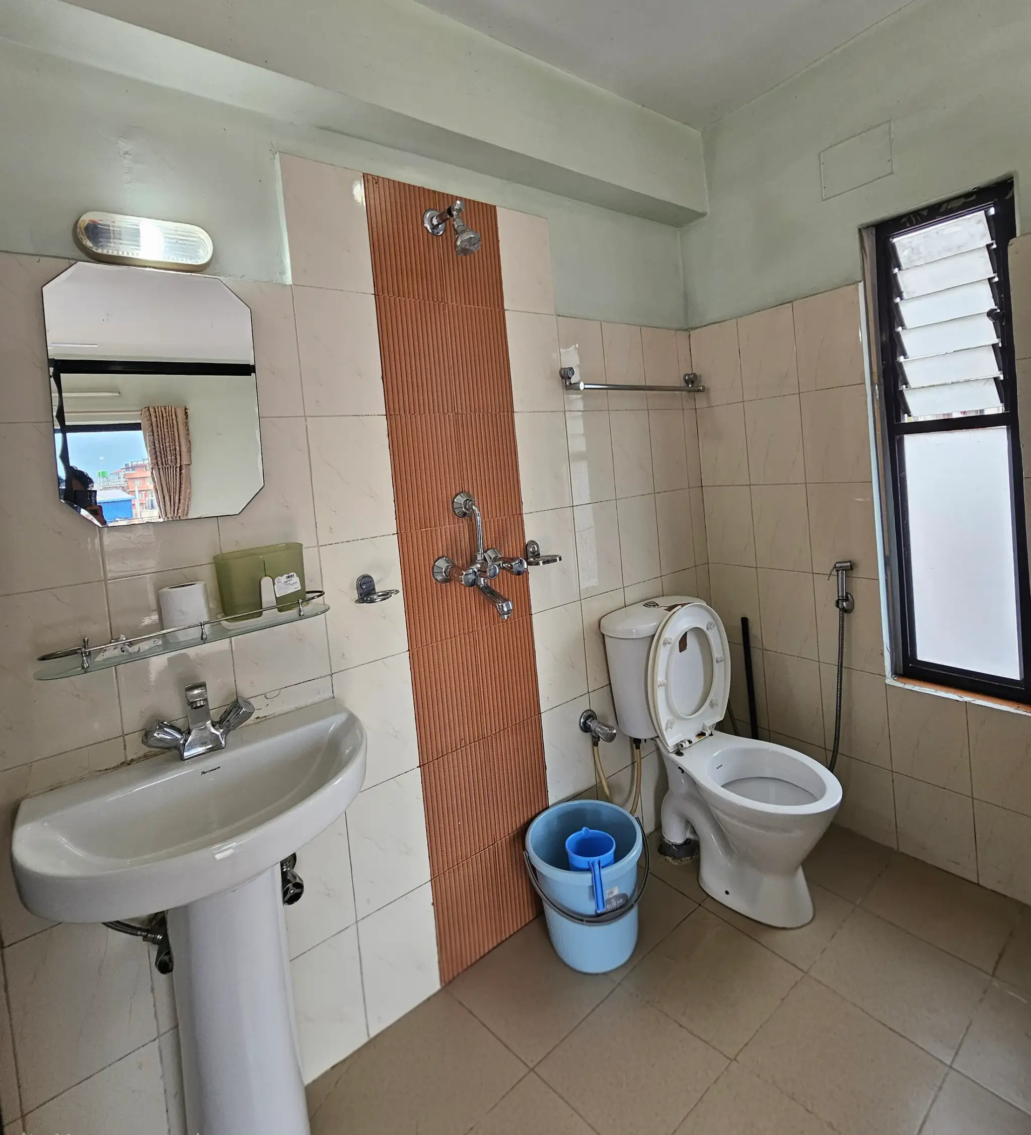 Apartment 3 tiled bathroom with hot shower