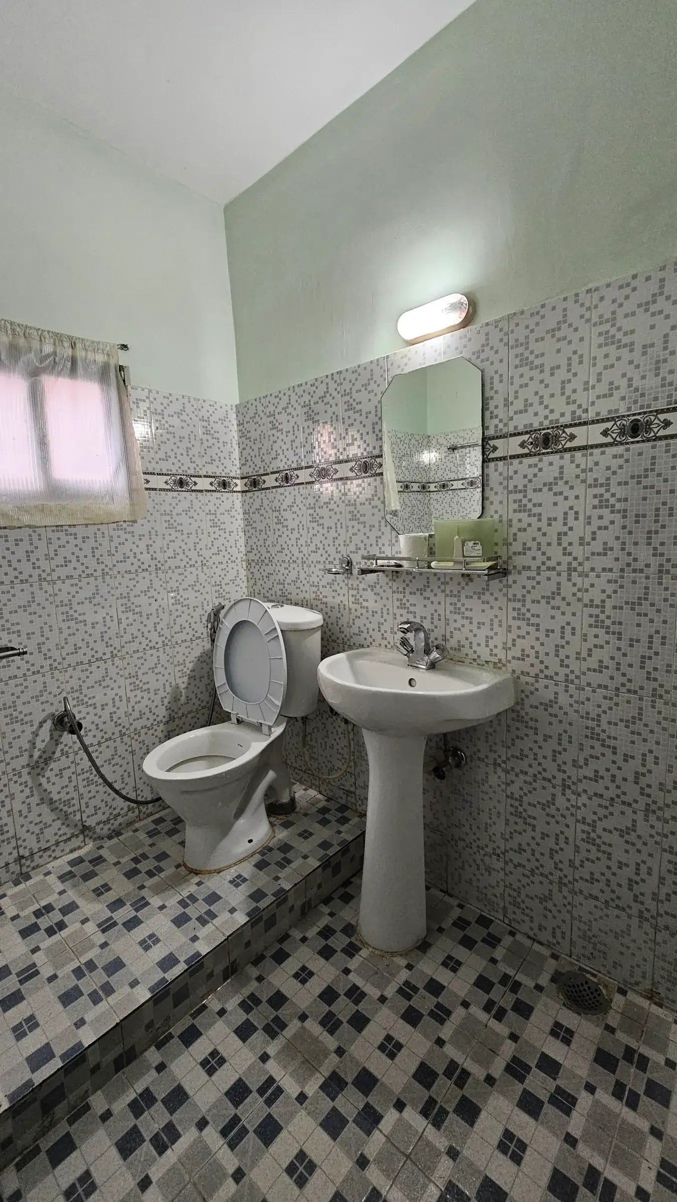 Apartment 1 bathroom with hot shower